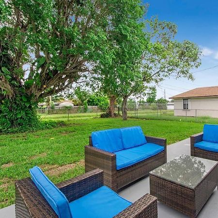 Modern Getaway Near The Beach With Room For A Boat 西棕榈滩 外观 照片