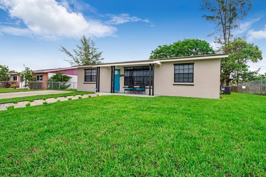Modern Getaway Near The Beach With Room For A Boat 西棕榈滩 外观 照片