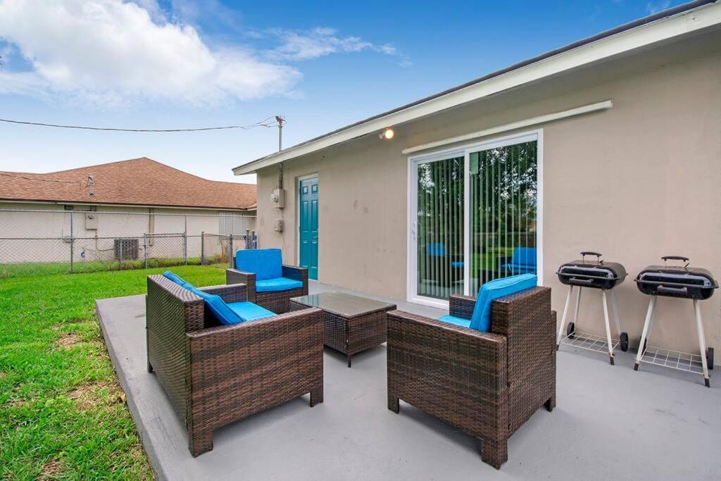 Modern Getaway Near The Beach With Room For A Boat 西棕榈滩 外观 照片